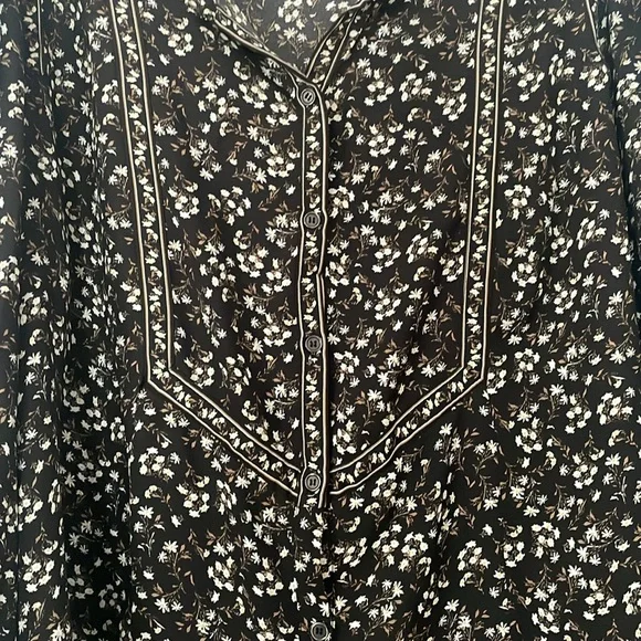 Max Studio Black and White Floral Blouse - Picture 4 of 8
